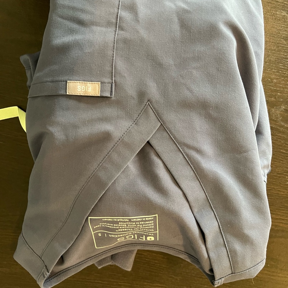 Figs 1 pocket scrub top and joggers in space navy- small